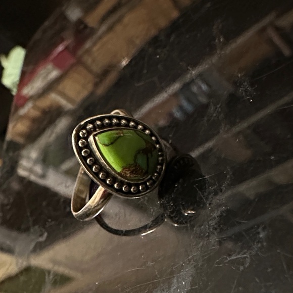 Navajo Green Gaspeite Sterling Silver Ring  3 grams Rare stone - Picture 2 of 7